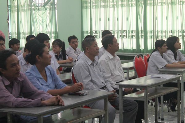 Hội Cha mẹ học sinh tặng quà tết cho học sinh ngoan-nghèo năm 2018